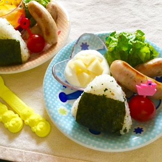 6色野菜お握り粗挽ウインナりんごヨーグル朝ごはん♡